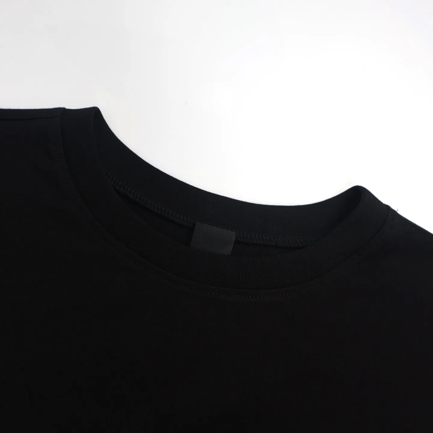 🅿️340 [Exclusive supply] CH Crow heart flocked cross long-sleeved T-shirt (black) The original version was purchased and developed for 10949, a popular item in early autumn. The fabric is lightly brushed cotton 180g fabric. The upper body is super skin-friendly and soft. Original cowhide main label wash mark. Silver thread anti-counterfeiting laser. Purchased the original version and developed it 1:1 restoration. The flocking print is consistent with the original version. They are all black and cyan (green light), not the ordinary black fake version on the market. The collar threads are also dyed in the same vat. Size:S-M-L-XL